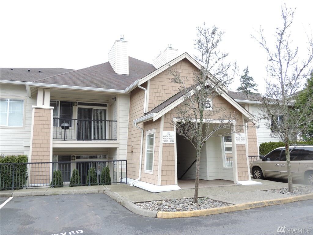 Property Photo:  15026  40 Avenue W 16301  WA 98087 
