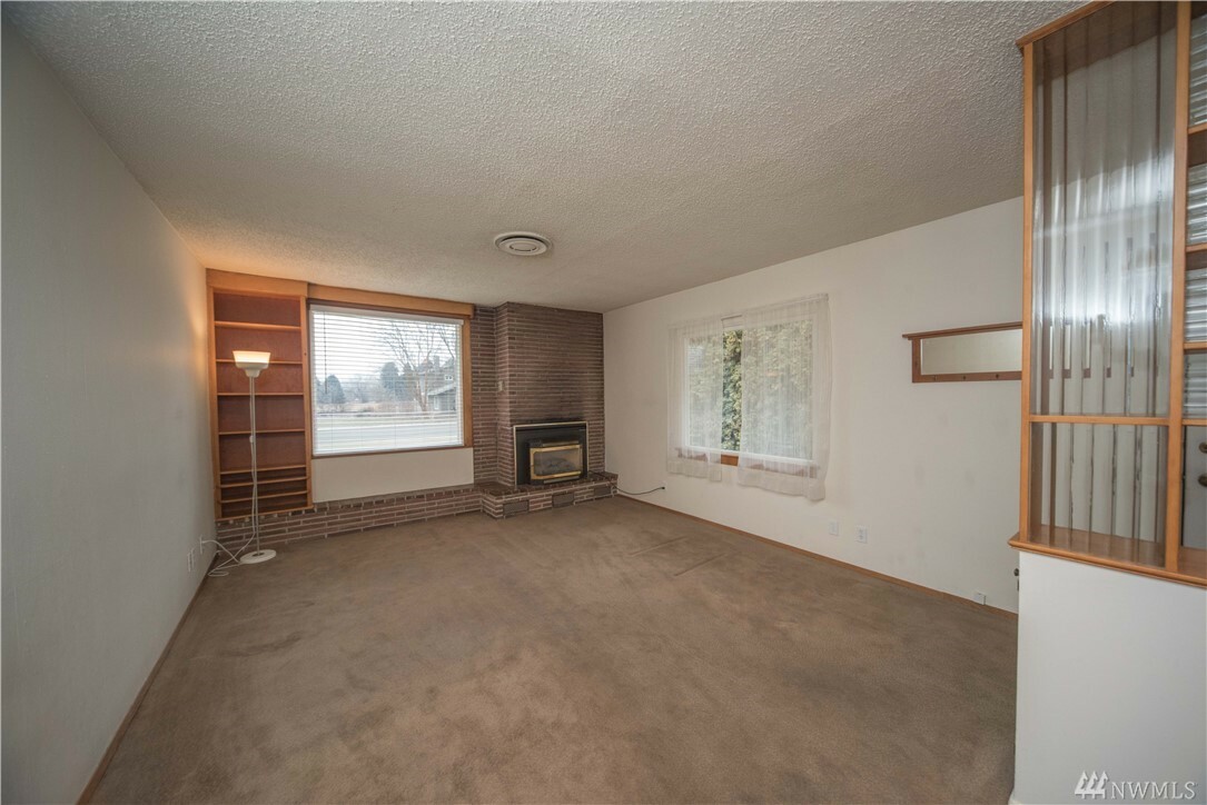 Property Photo:  1105 E 2nd Ave  WA 98926 