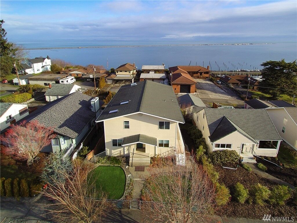 Property Photo: 1021 W 5th St WA 98363