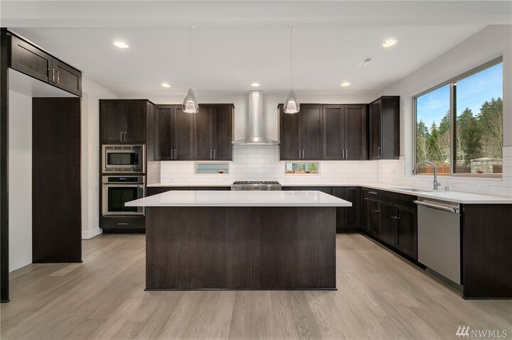 Property Photo:  1196 SE 14th Place  WA 98045 