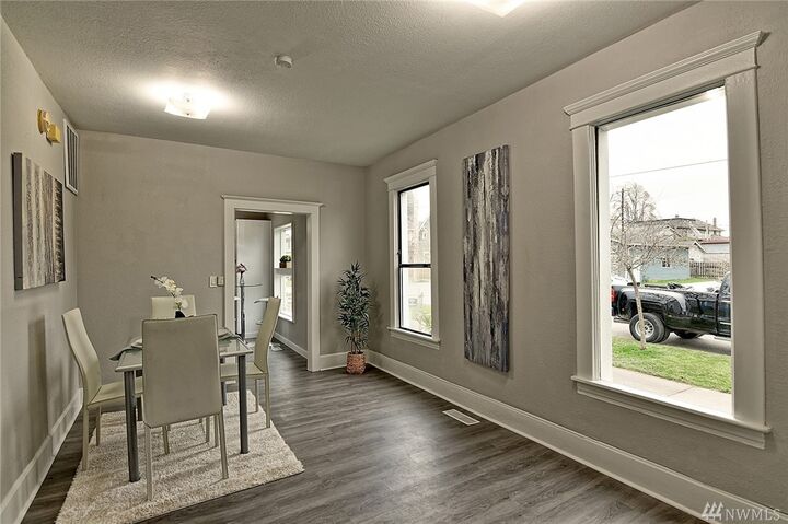 Property Photo:  2031 Hoyt Ave  WA 98201 