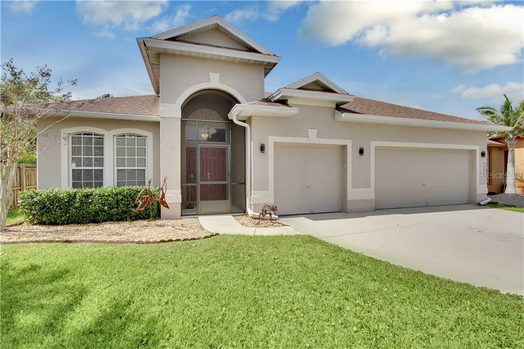 Property Photo: 13829 Sunshowers Circle FL 32828