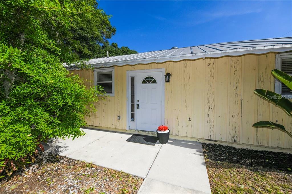 Property Photo:  634 Lafayette Court  FL 34236 