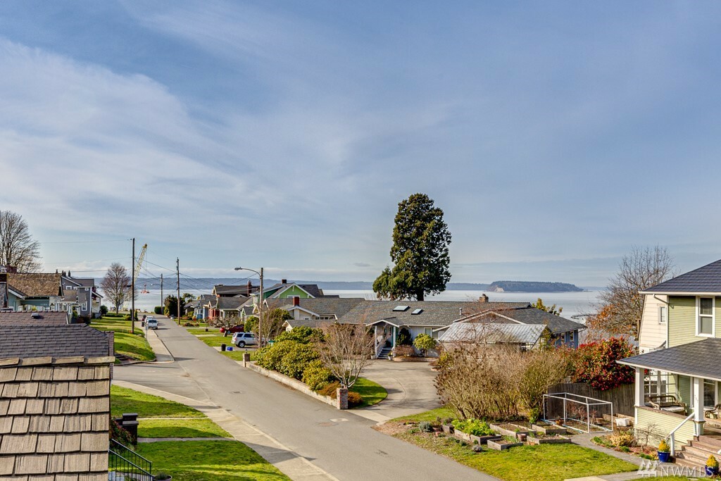 Property Photo:  724 Laurel Dr  WA 98201 