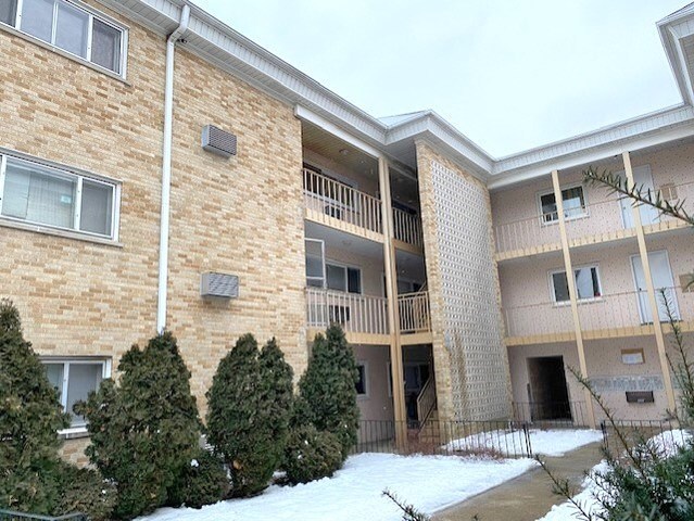 Property Photo: 7201 West Wellington Avenue 3B IL 60707