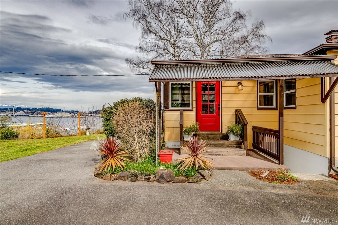 Property Photo:  218 Seattle Ave  WA 98366 