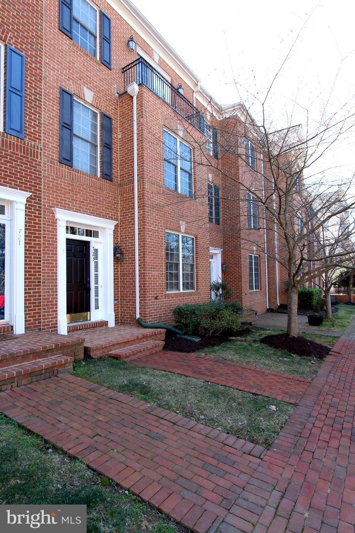 Property Photo: 723 Vestal Street VA 22191