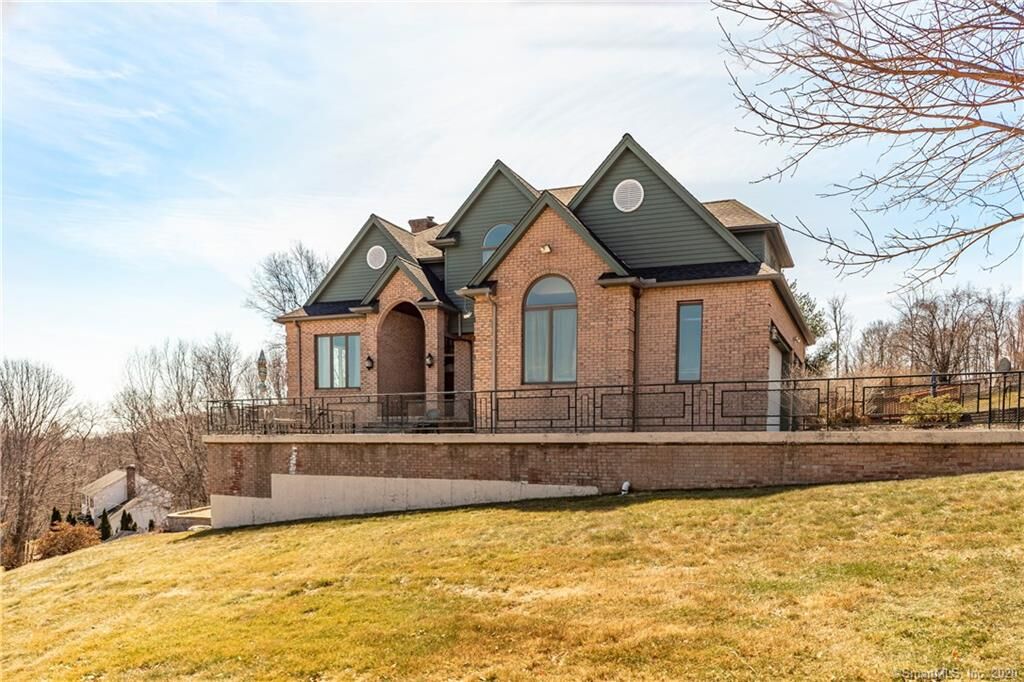 Property Photo:  71 Black Walnut Lane  CT 06013 