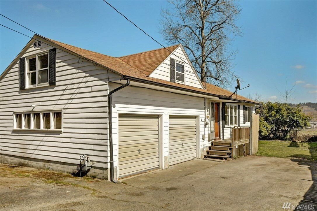 Property Photo:  1415 W Valley Highway E  WA 98390 