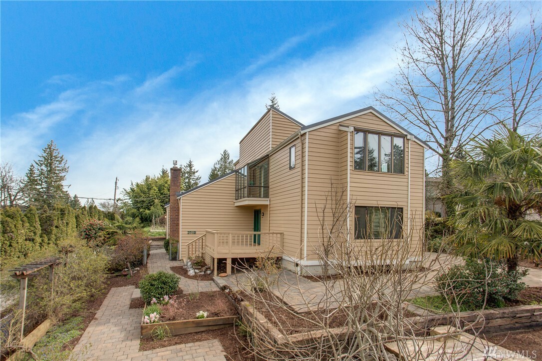 Property Photo:  3712 E Mercer Wy  WA 98040 