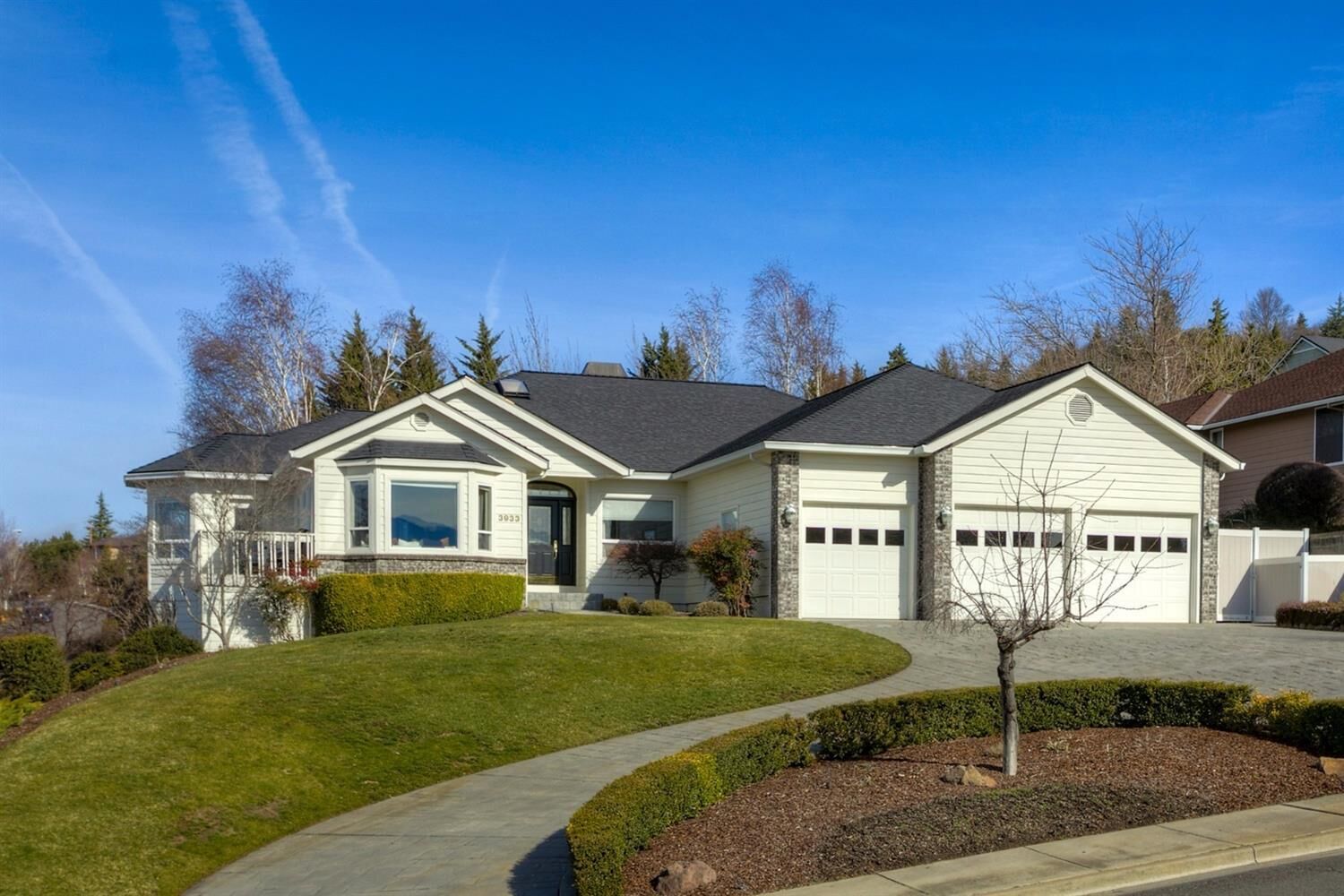 Property Photo: 3933 Southview Terrace OR 97504