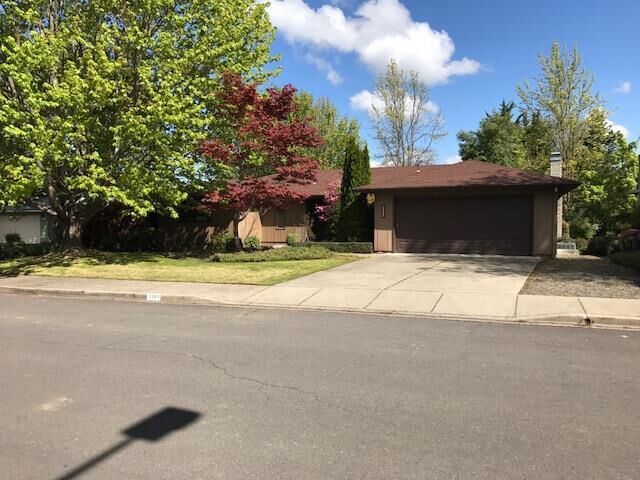 Property Photo: 2983 Siskiyou Boulevard OR 97504