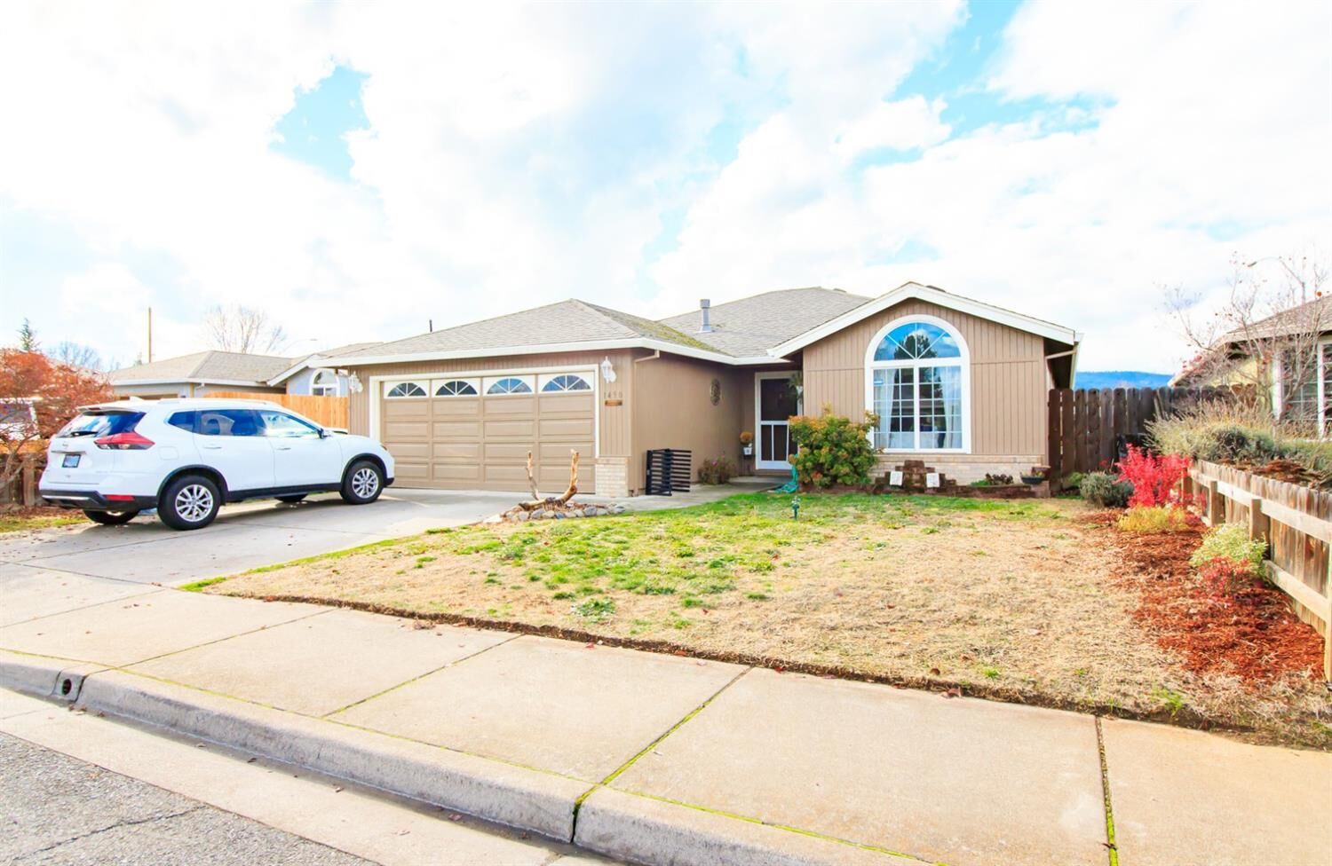 Property Photo:  1450 Applegate Lane  OR 97501 