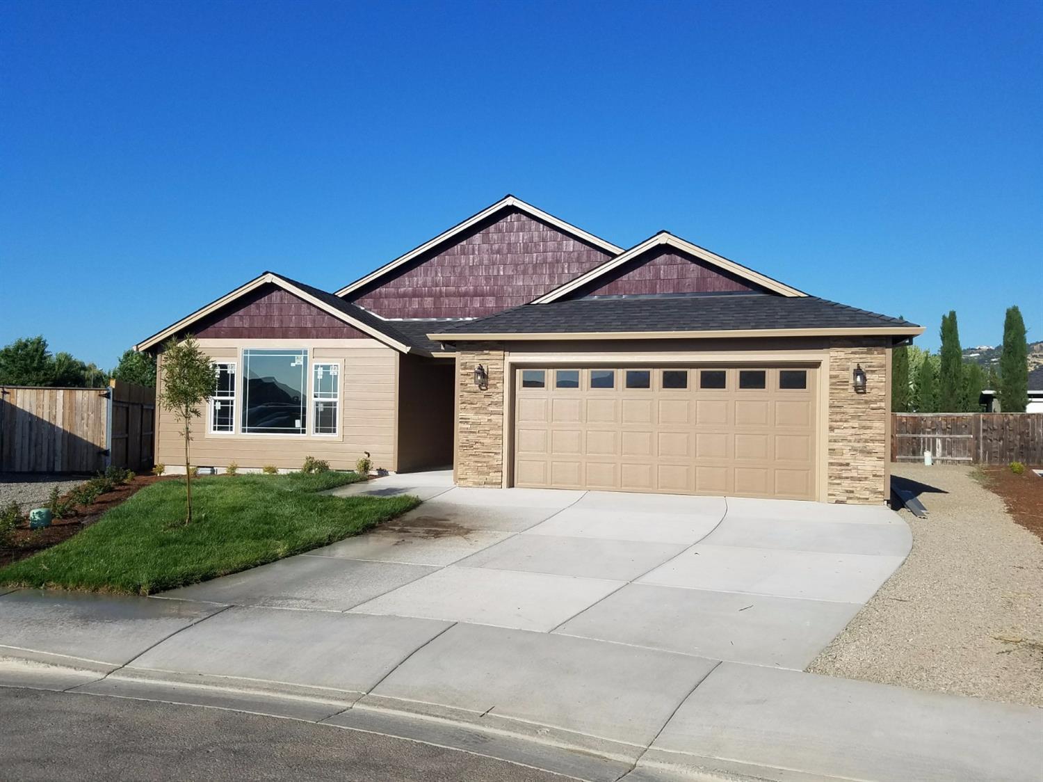 Property Photo: 3246 Pecan Court OR 97504