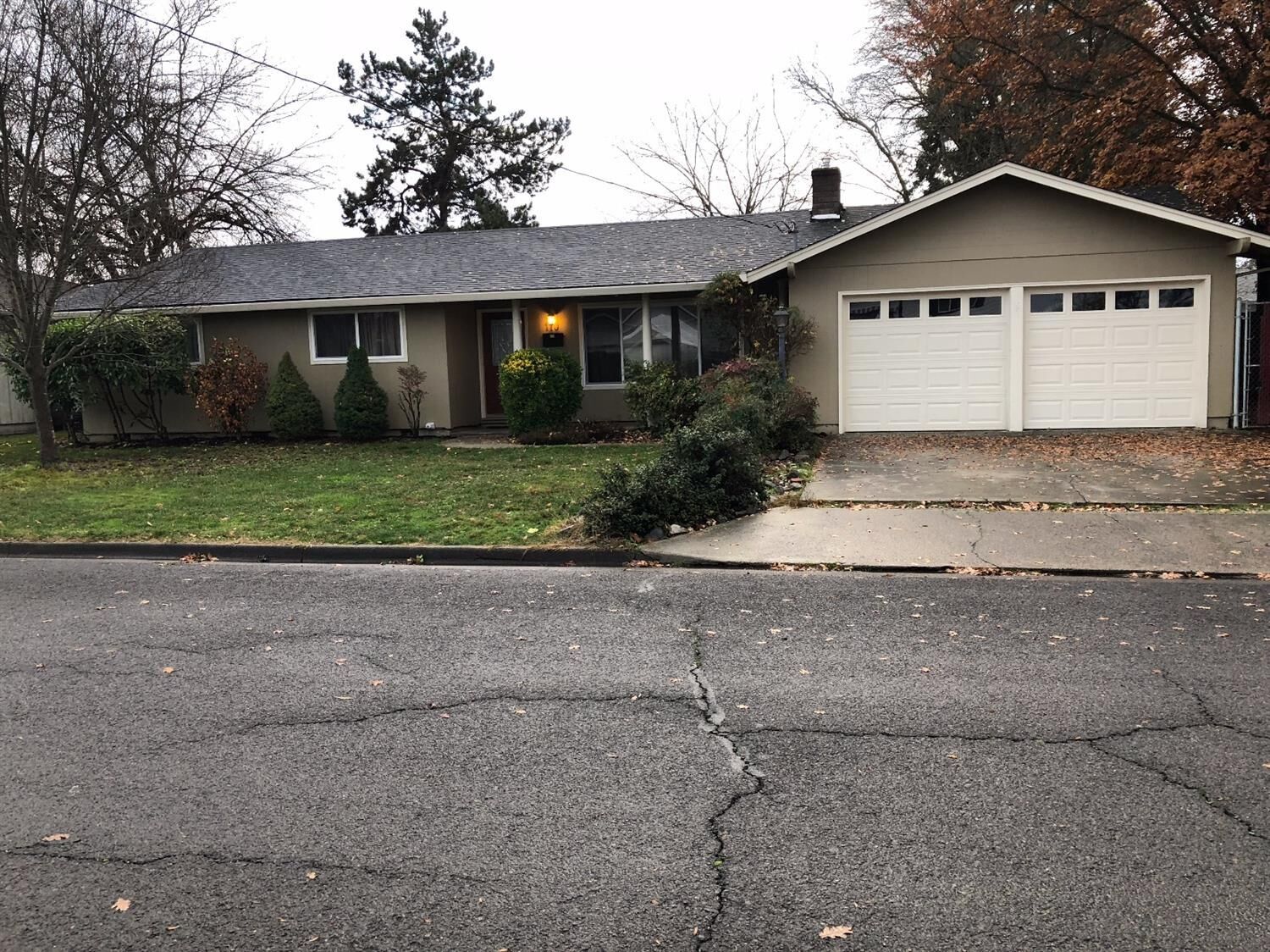 Property Photo: 110 Victoria Way OR 97502