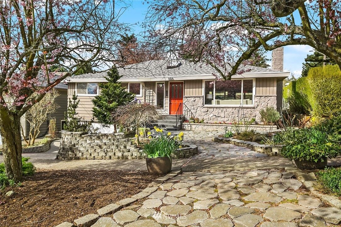 Property Photo:  222 NE 89th Street  WA 98115 