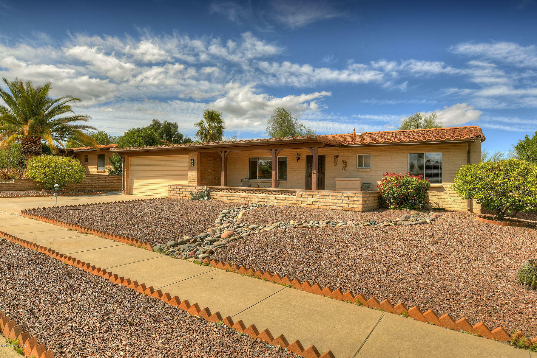 Property Photo:  241 E La Espina  AZ 85614 