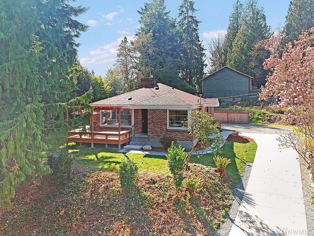 Property Photo:  10735 Densmore Ave N  WA 98133 