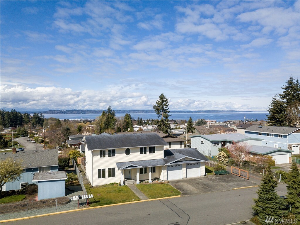 Property Photo:  556 6th Ave S  WA 98020 