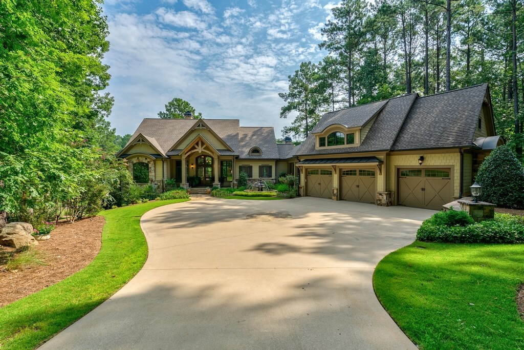 Property Photo: 2581 Parrotts Pointe Road GA 30642