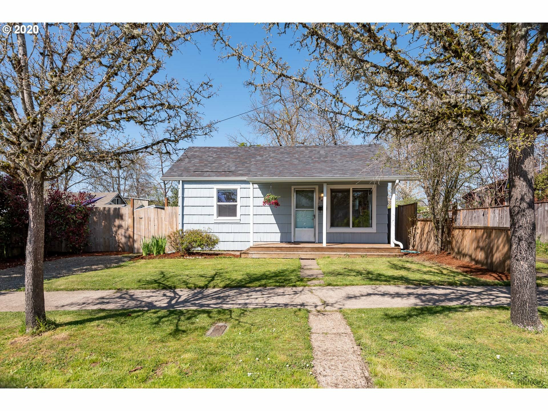 Property Photo: 849 E 27th Ave OR 97405