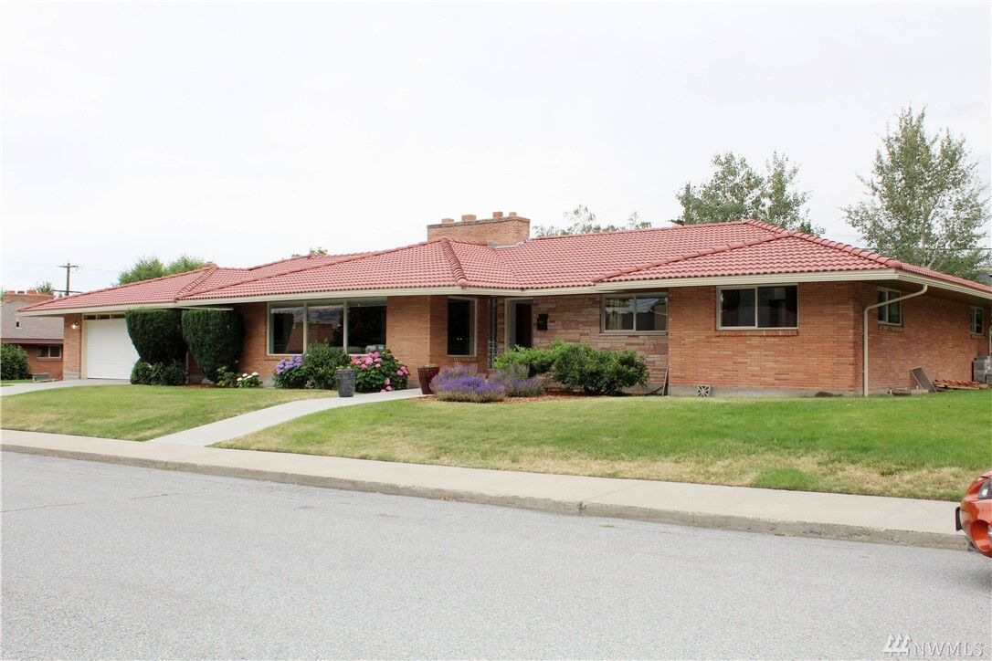 Property Photo:  1111 Cedar St  WA 98801 