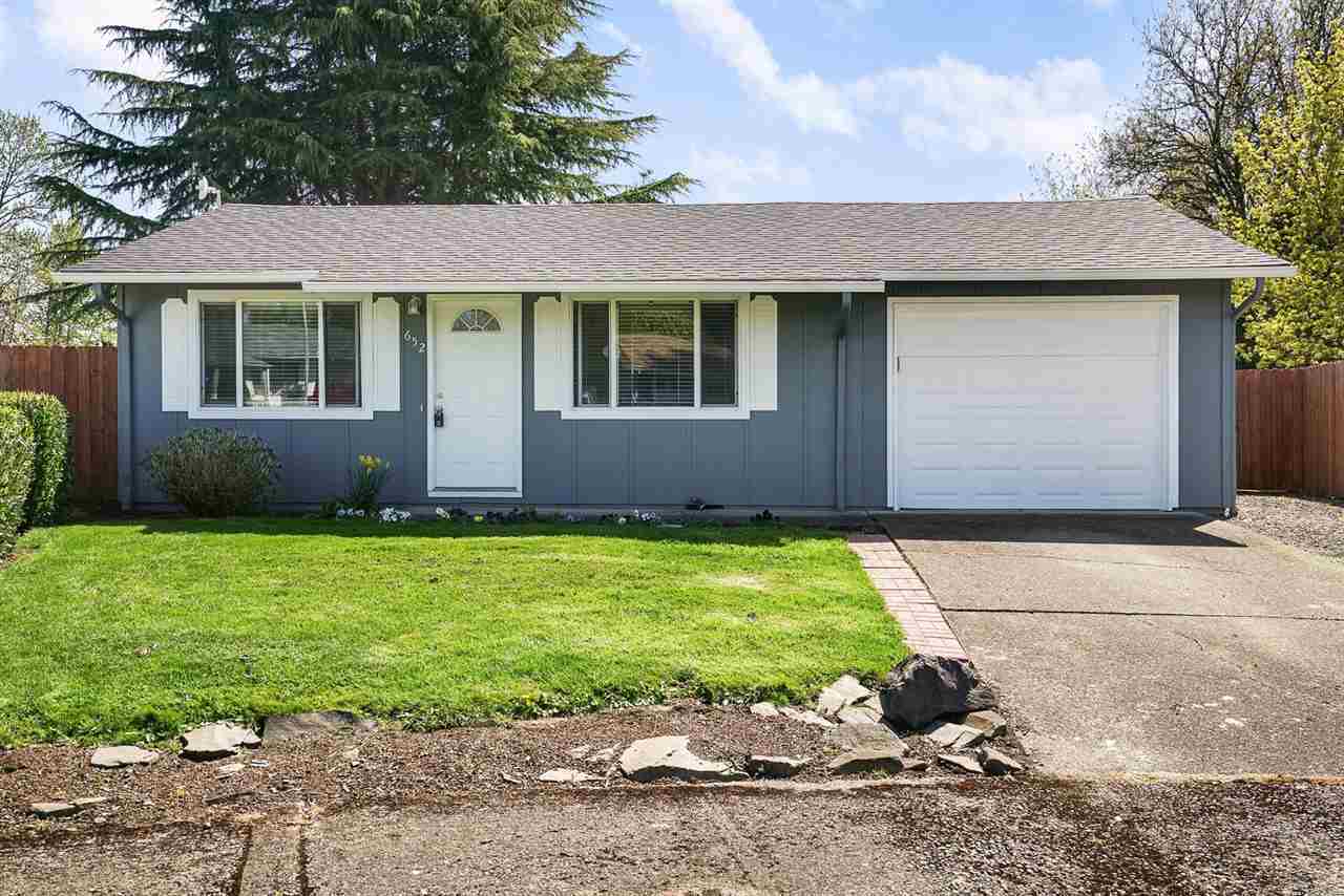 Property Photo:  652  Loree Pl  OR 97352 