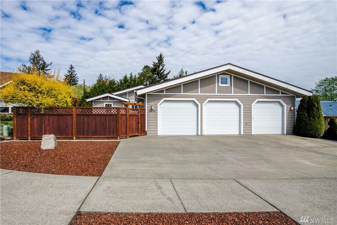 Property Photo:  1610 34th St  WA 98221 