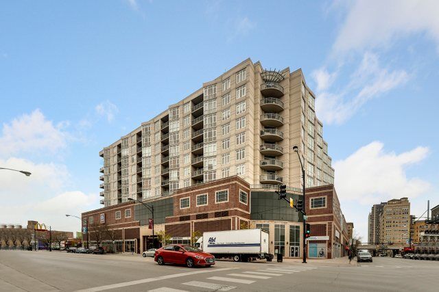 Property Photo: 1134 W Granville Avenue 1013 IL 60660