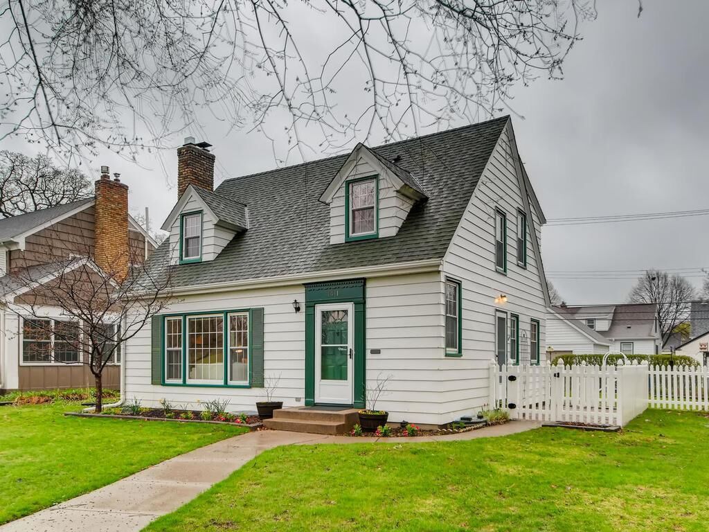 Property Photo:  1411 Highland Parkway  MN 55116 