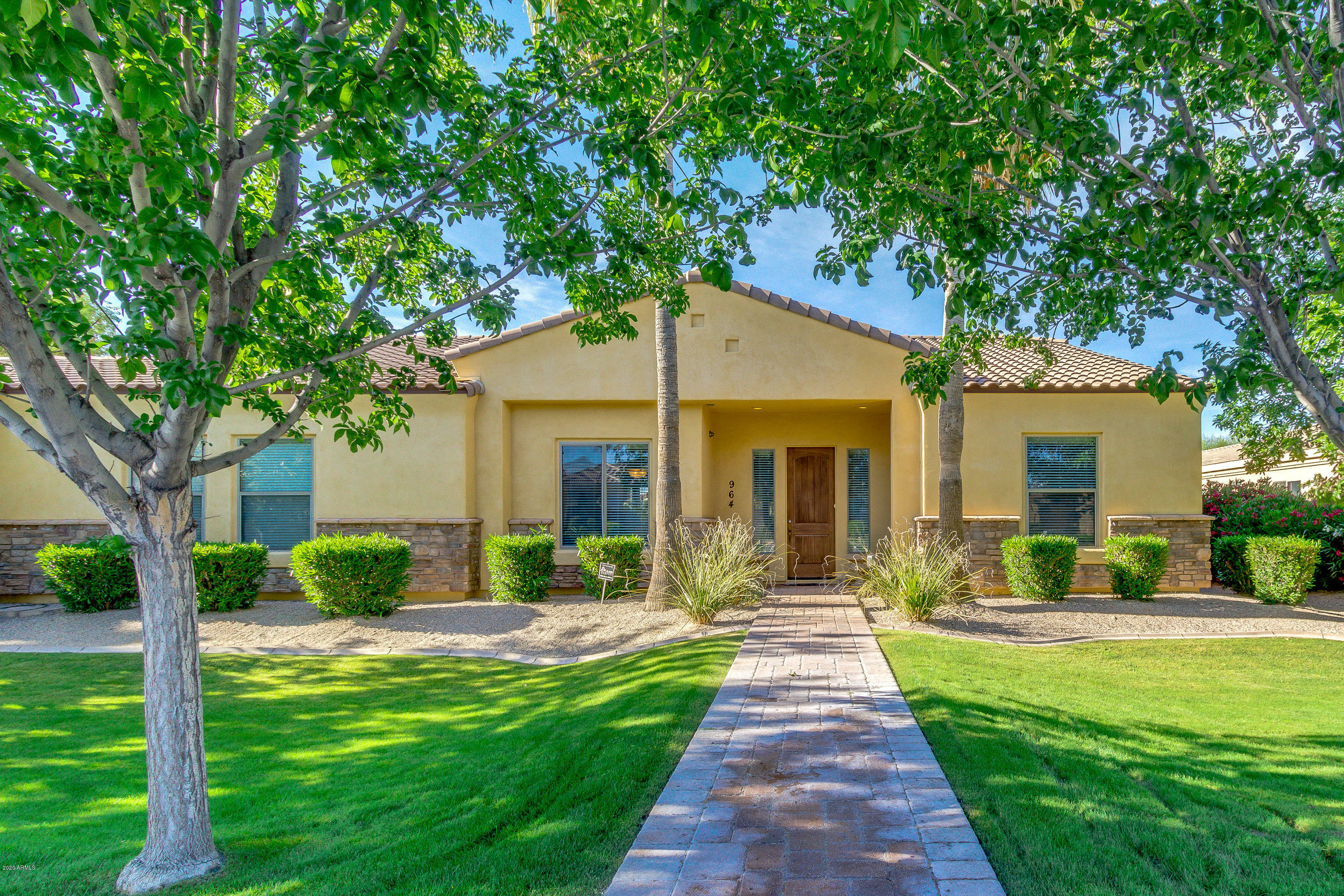 Property Photo:  964 E Prescott Place  AZ 85249 