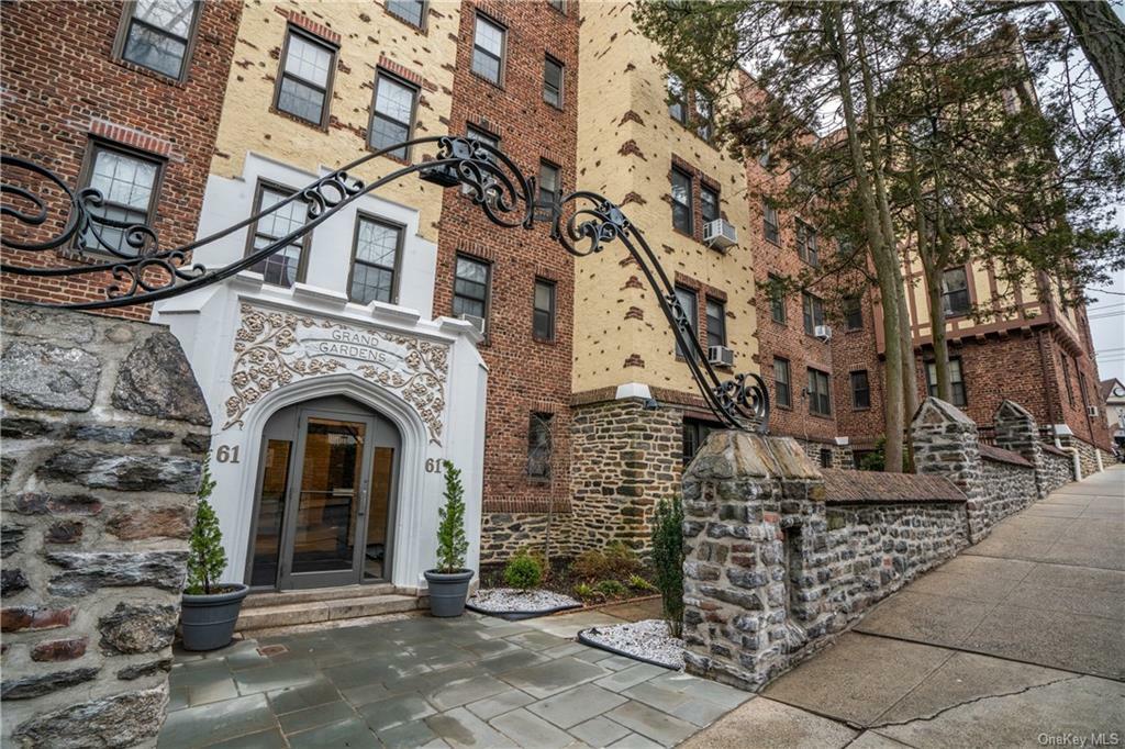 Property Photo:  61 W Grand Street 3E  NY 10552 