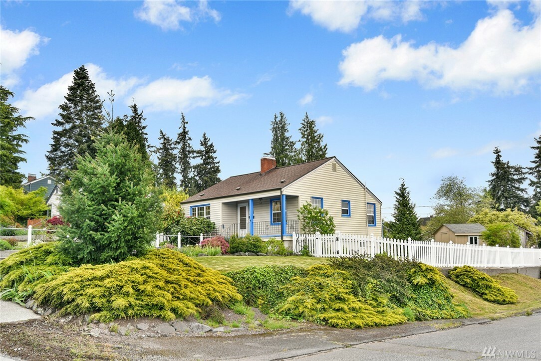 Property Photo:  1101 E 33rd  WA 98310 