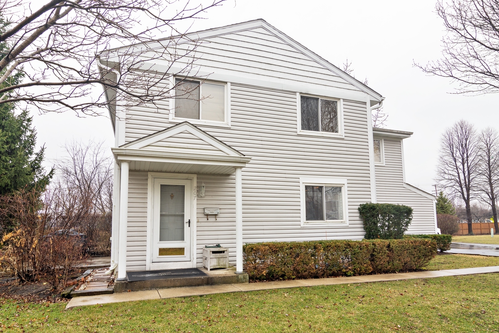 Property Photo:  207 Yorkshire Place 15A  IL 60090 