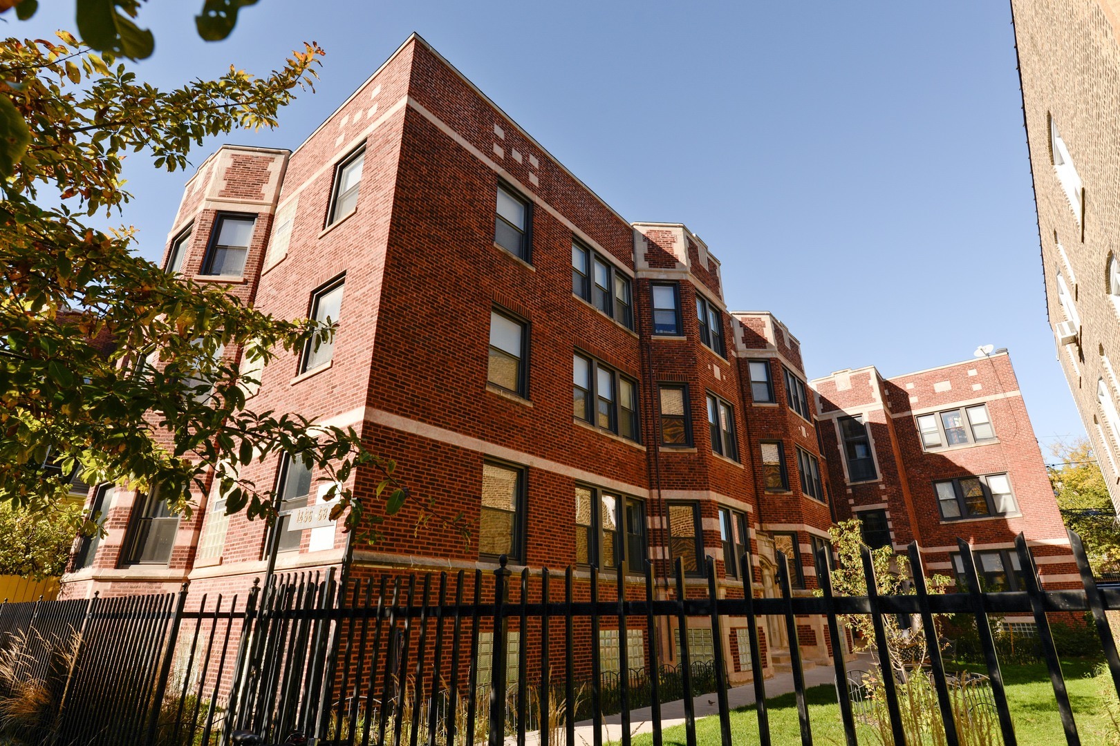 Property Photo: 1458 West Winnemac Avenue 2N IL 60640