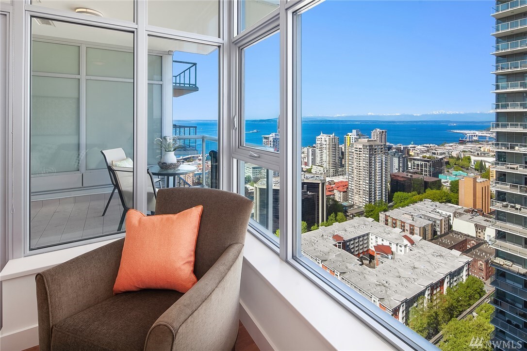 Property Photo: 588 Bell Street 3307S WA 98121