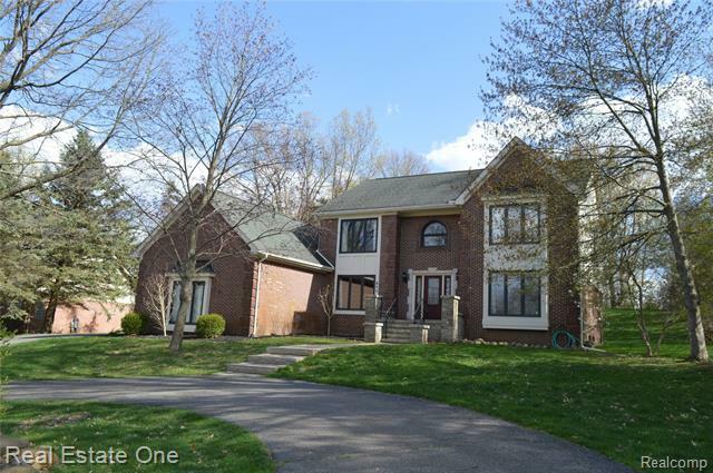 Property Photo: 211 Ravineside Drive MI 48381