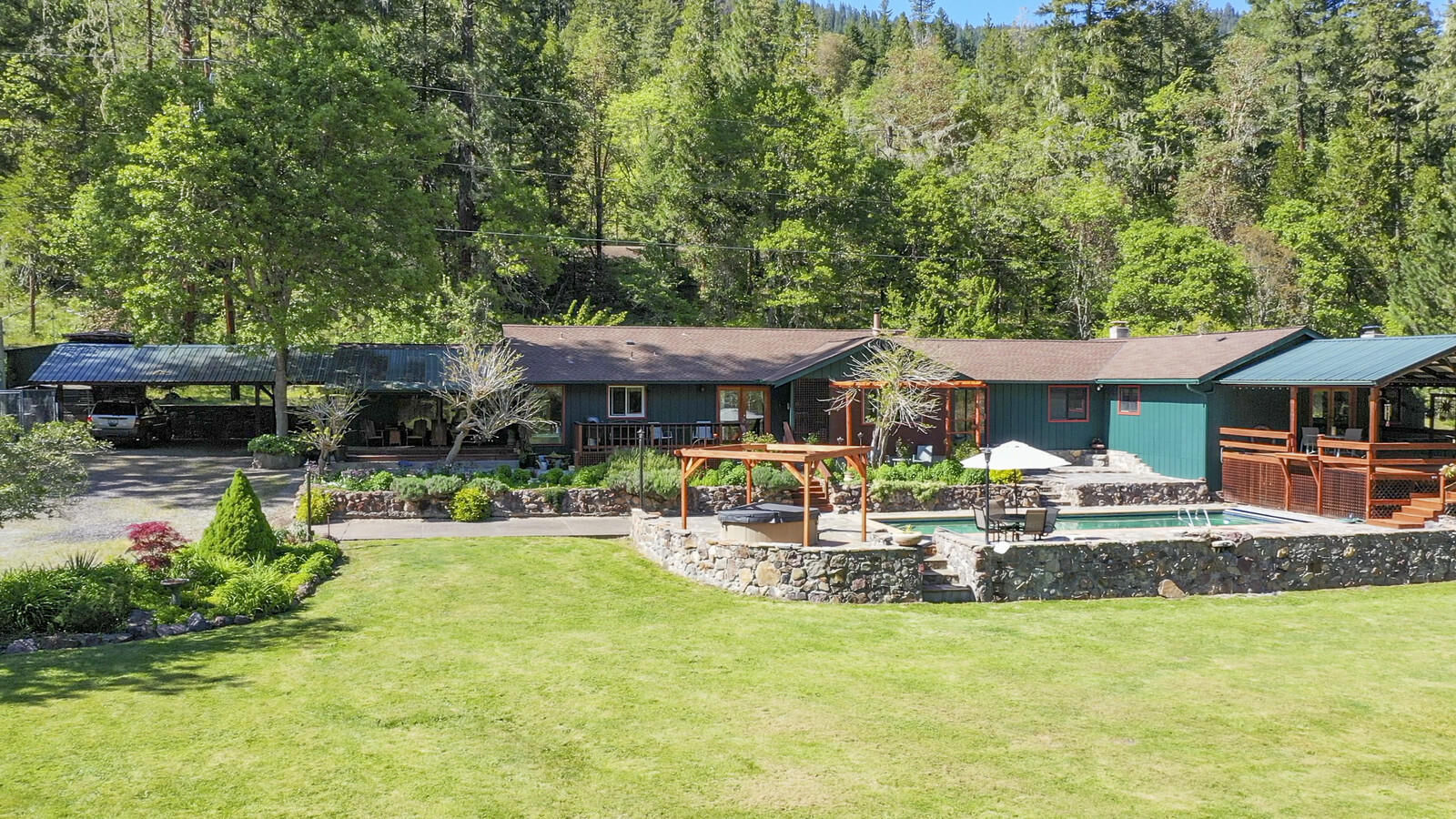 Property Photo: 10440 S Fork Little Butte Cr Road OR 97524