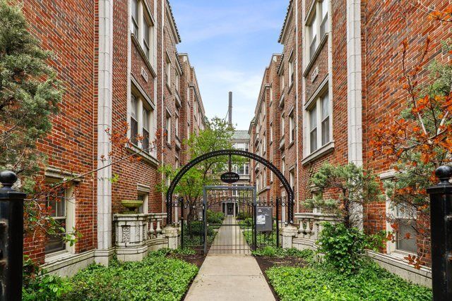 Property Photo: 5402 N Kenmore Avenue 2E IL 60640