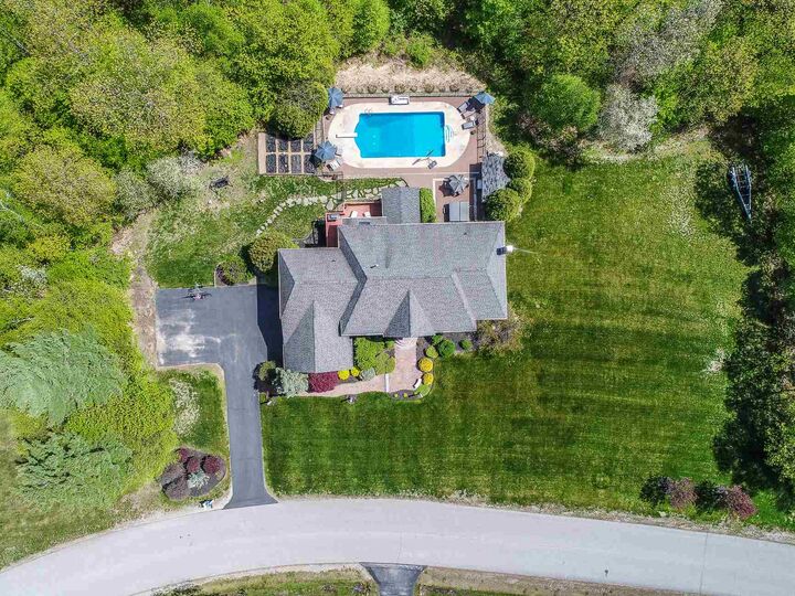 Property Photo:  31 Buckingham Way  NH 03110 