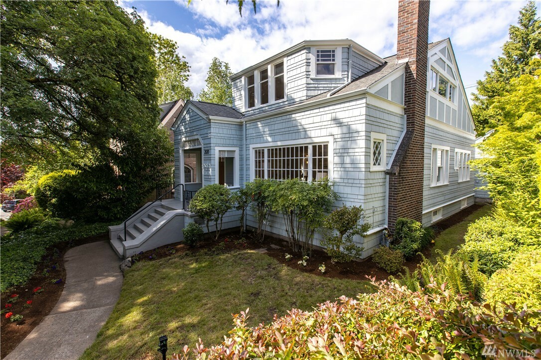 Property Photo:  2020 E Newton St  WA 98112 