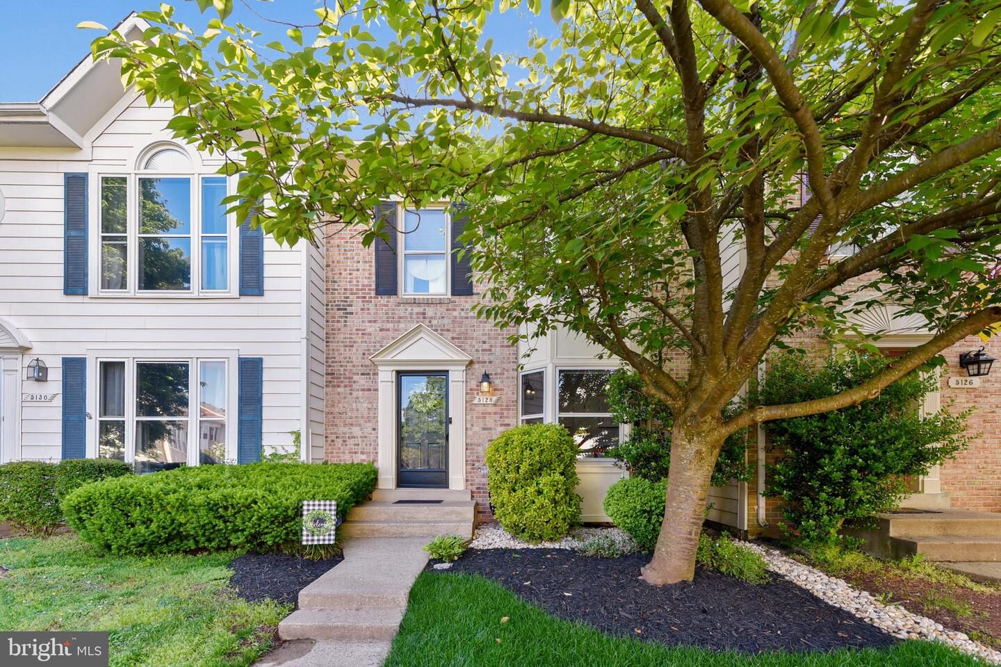 Property Photo: 5128 Glen Meadow Drive VA 20120