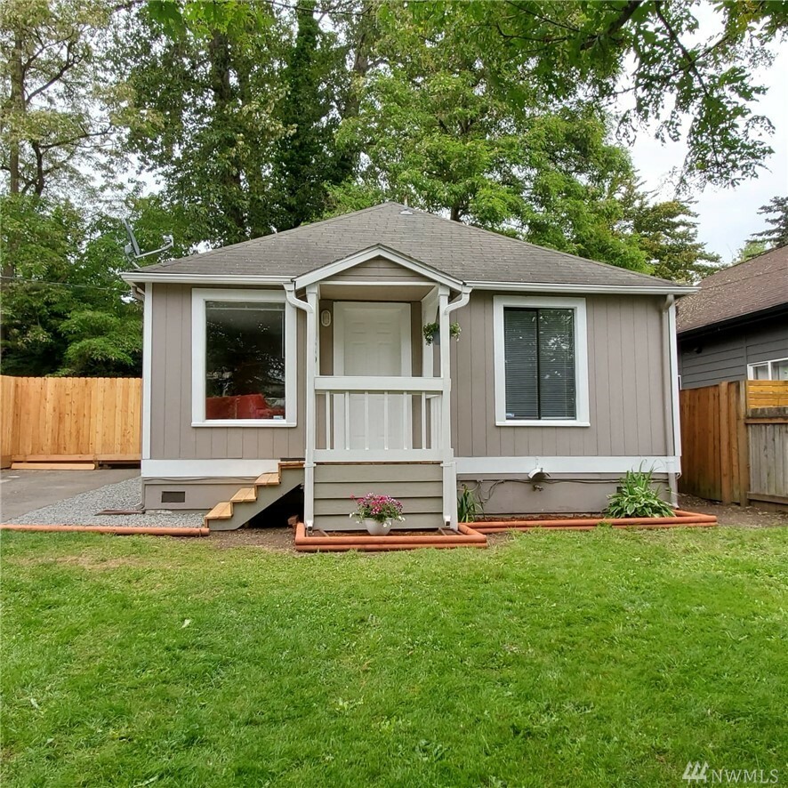 Property Photo:  830 Sunset Blvd NE  WA 98056 