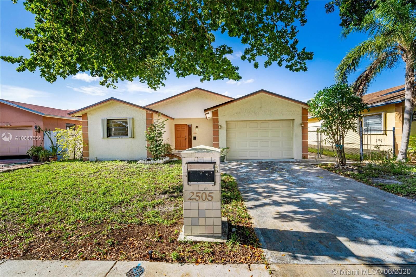 Property Photo: 2505 Raleigh St FL 33020