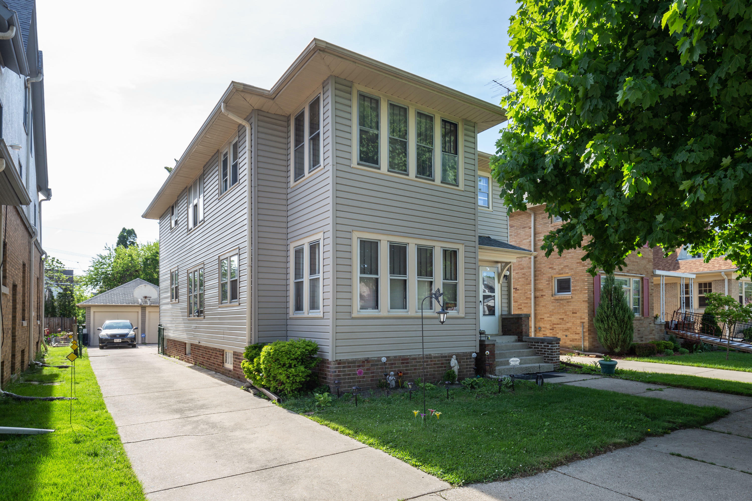 Property Photo:  724 Arthur Ave  WI 53405 