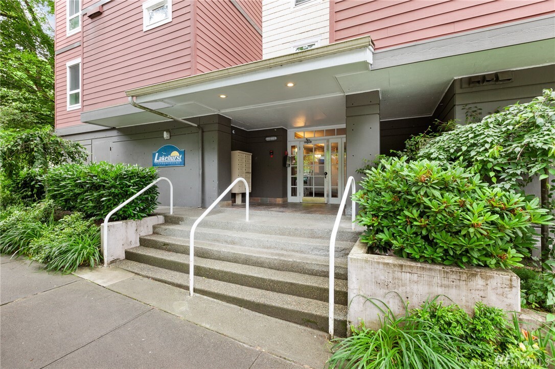 Property Photo:  2805 NE 125th Street 206  WA 98125 