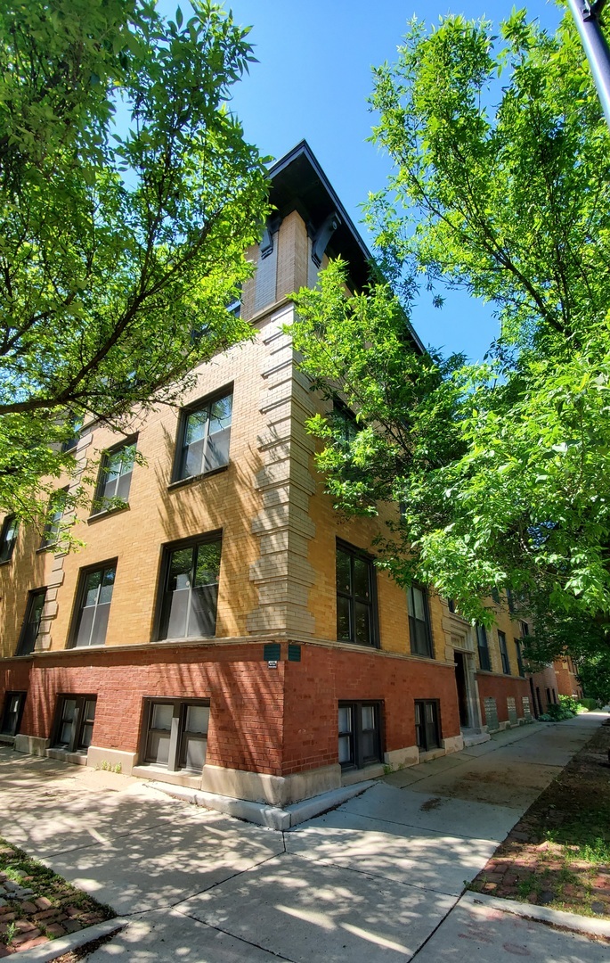 Property Photo:  2104 North Seminary Avenue 3  IL 60614 