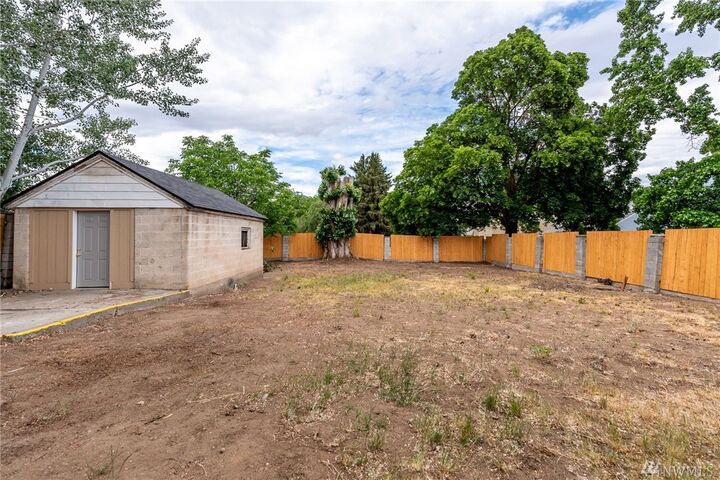 Property Photo:  1320  9 Street  WA 98801 