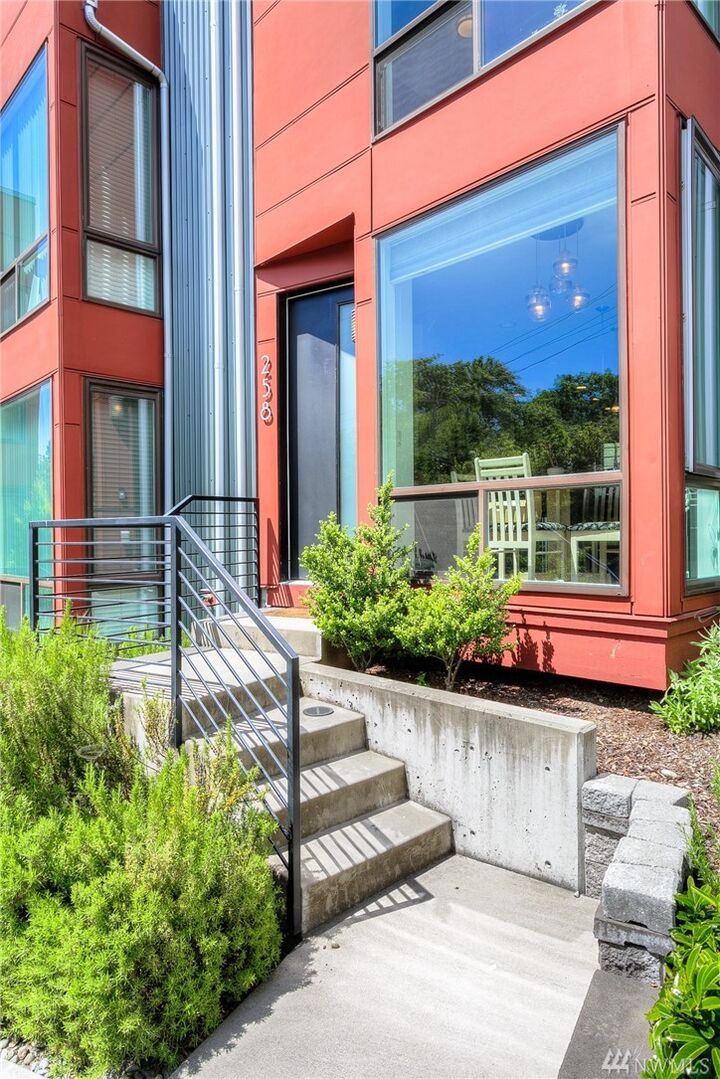 258 E Roanoke Street  Seattle WA 98102 photo