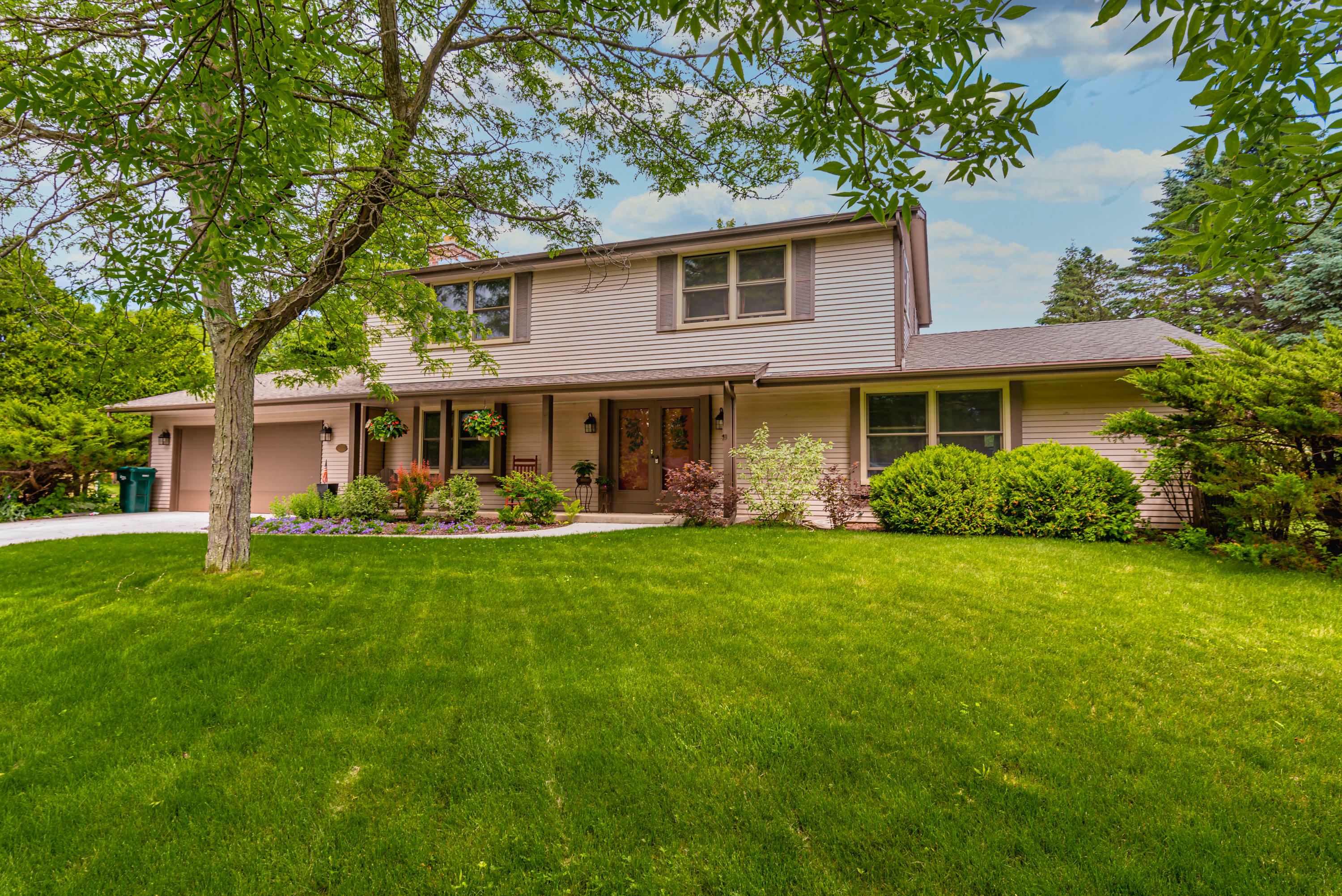 Property Photo:  1004 Crestview Dr  WI 53074 